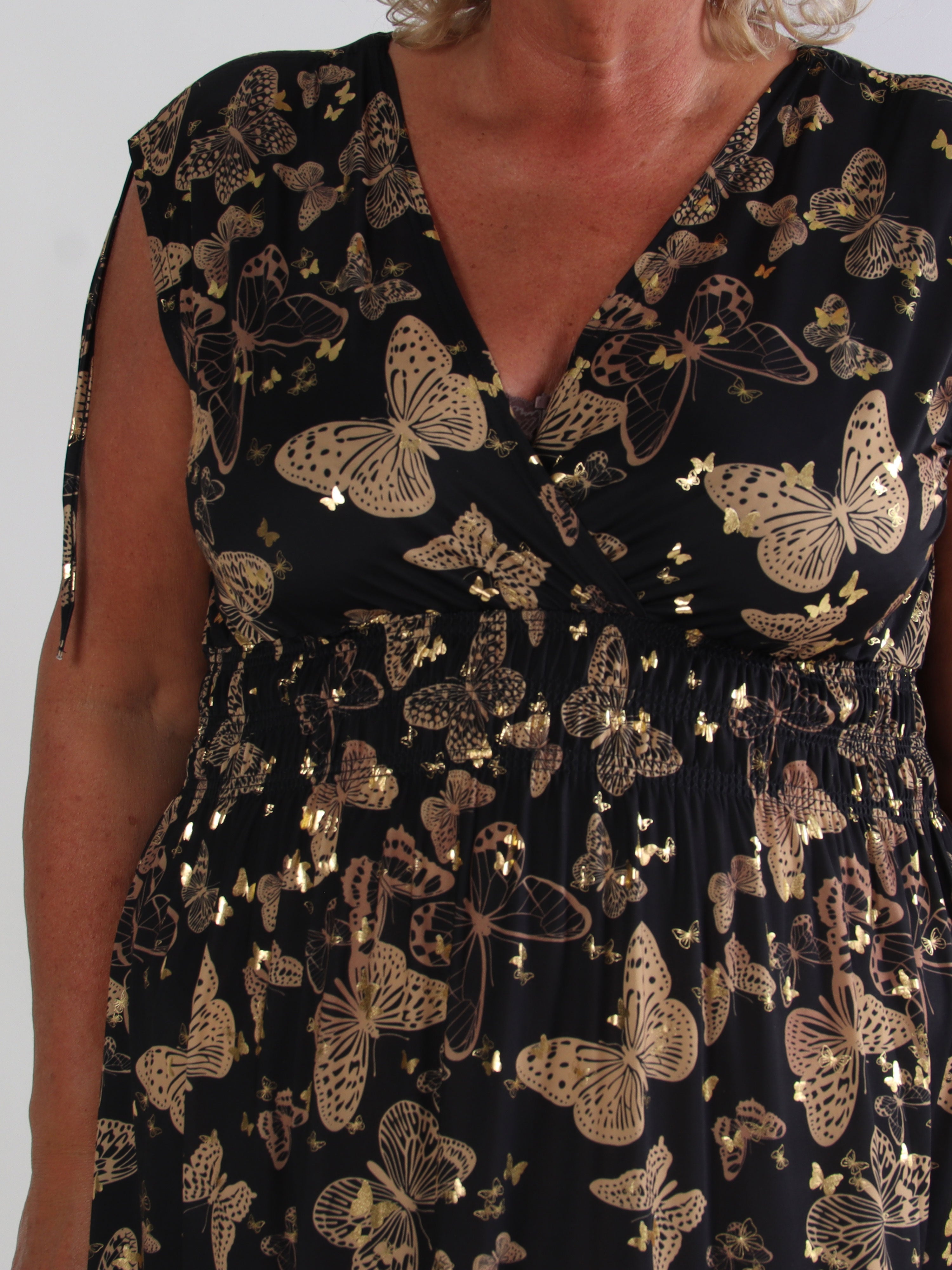 Pams Butterfly Sleeveless Short - Plus size kjole med sommerfugleprint og smock i livet